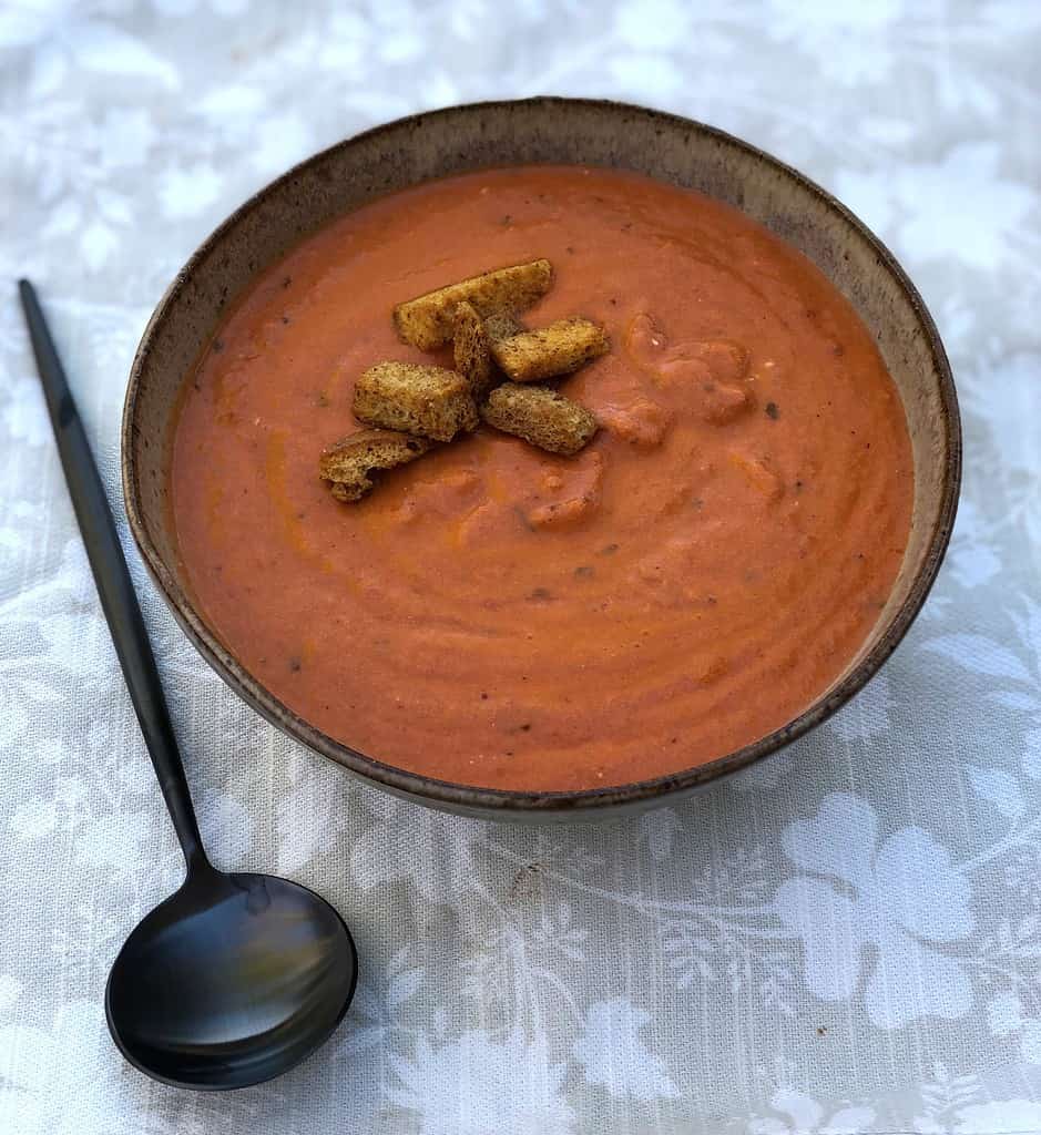 creamy tomato basil bisque soup