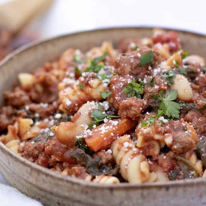 An easy family dinner recipe made with a tomato sauce with ground turkey, spinach and cannelloni beans. The sauce is quick, easy and healthy.